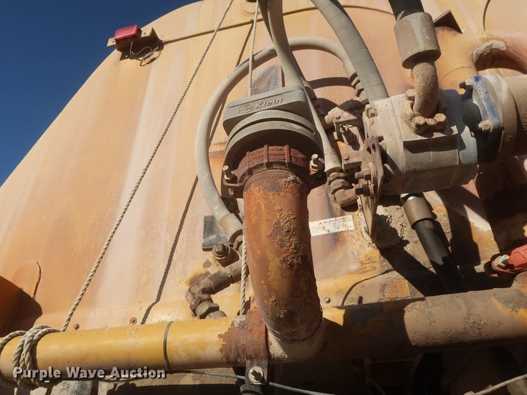 image for item DJ2282 1999 Caterpillar 773D  water wagon