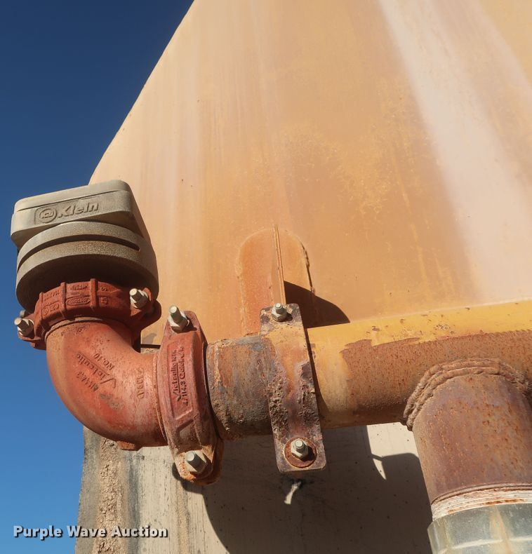 image for item DJ2282 1999 Caterpillar 773D  water wagon