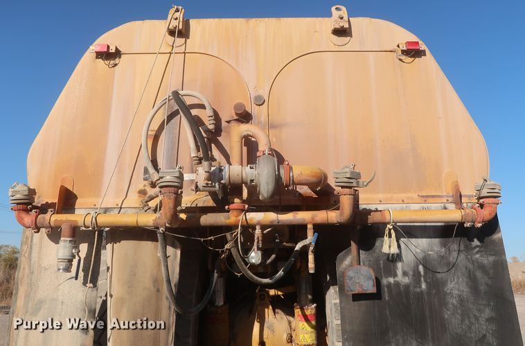 image for item DJ2282 1999 Caterpillar 773D  water wagon