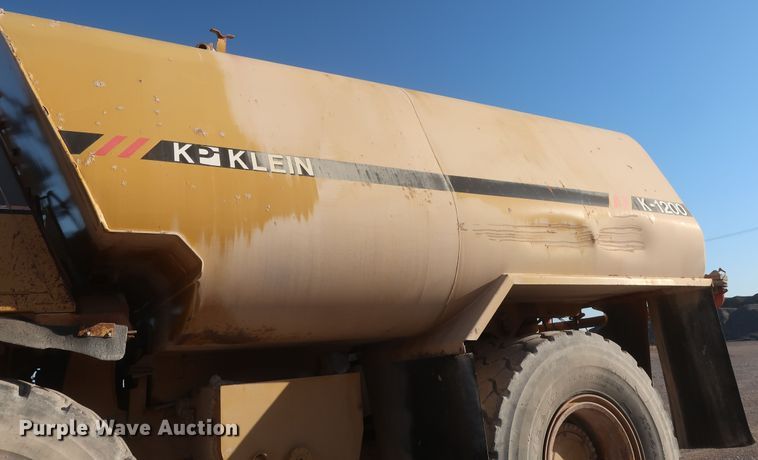 image for item DJ2282 1999 Caterpillar 773D  water wagon