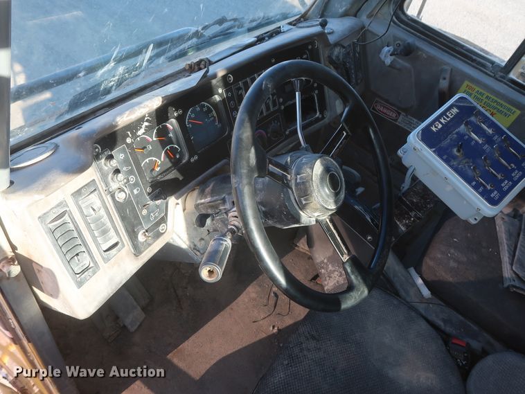 image for item DJ2282 1999 Caterpillar 773D  water wagon