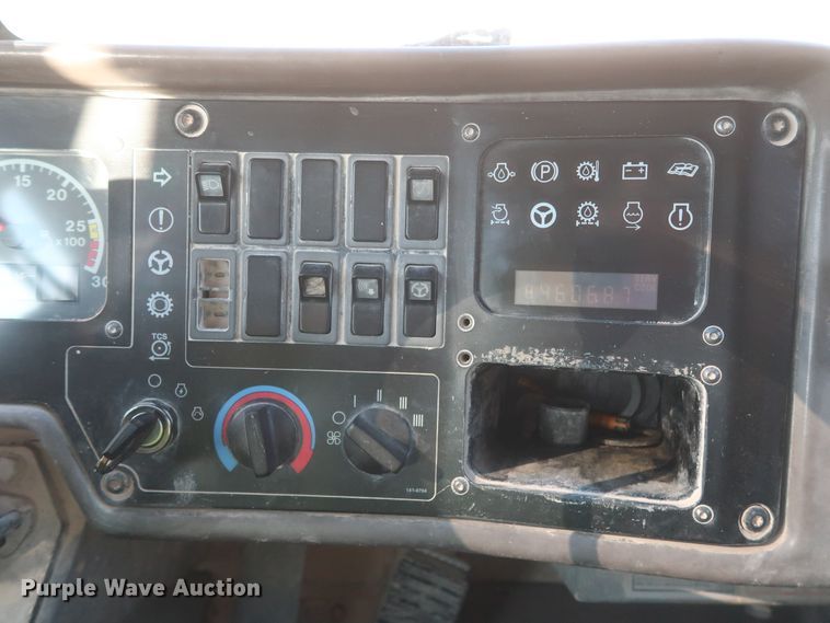 image for item DJ2282 1999 Caterpillar 773D  water wagon