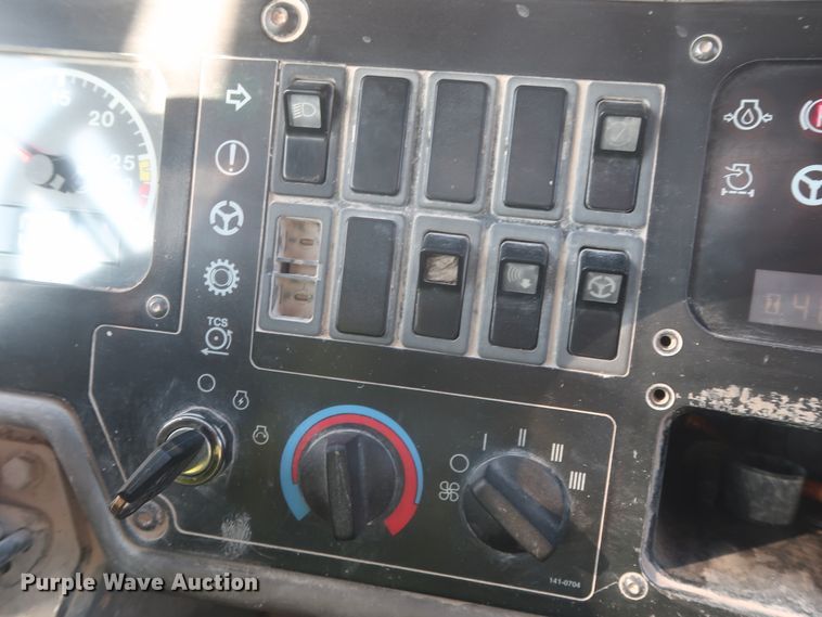 image for item DJ2282 1999 Caterpillar 773D  water wagon