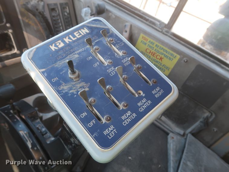 image for item DJ2282 1999 Caterpillar 773D  water wagon