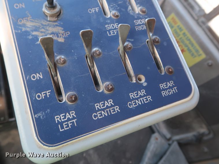 image for item DJ2282 1999 Caterpillar 773D  water wagon