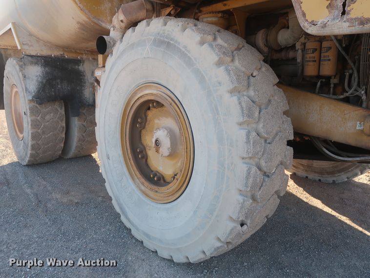 image for item DJ2282 1999 Caterpillar 773D  water wagon