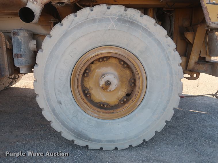 image for item DJ2282 1999 Caterpillar 773D  water wagon