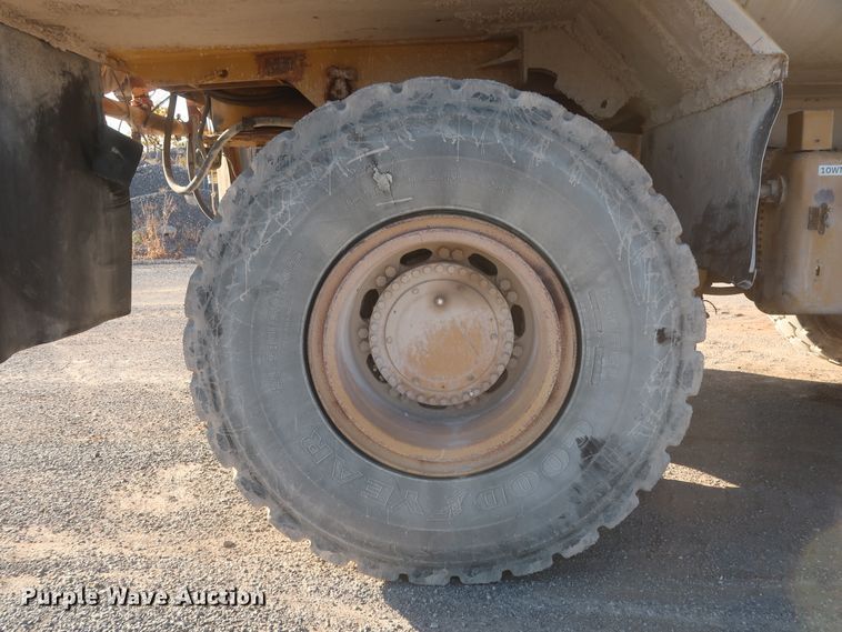 image for item DJ2282 1999 Caterpillar 773D  water wagon