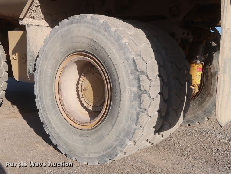 image for item DJ2282 1999 Caterpillar 773D  water wagon