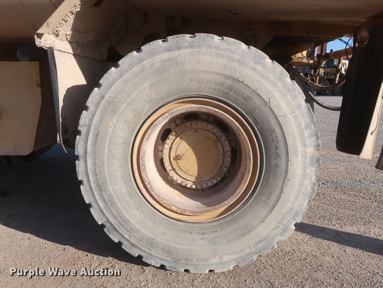 image for item DJ2282 1999 Caterpillar 773D  water wagon