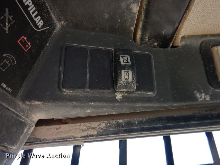 image for item DJ2283 2015 Caterpillar 226B3  skid steer loader