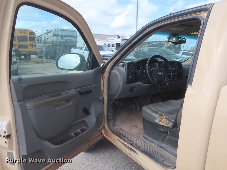 image for item HW9060 2010 Chevrolet Silverado 2500HD  pickup truck