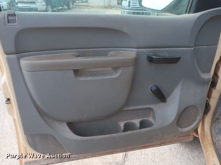 image for item HW9060 2010 Chevrolet Silverado 2500HD  pickup truck