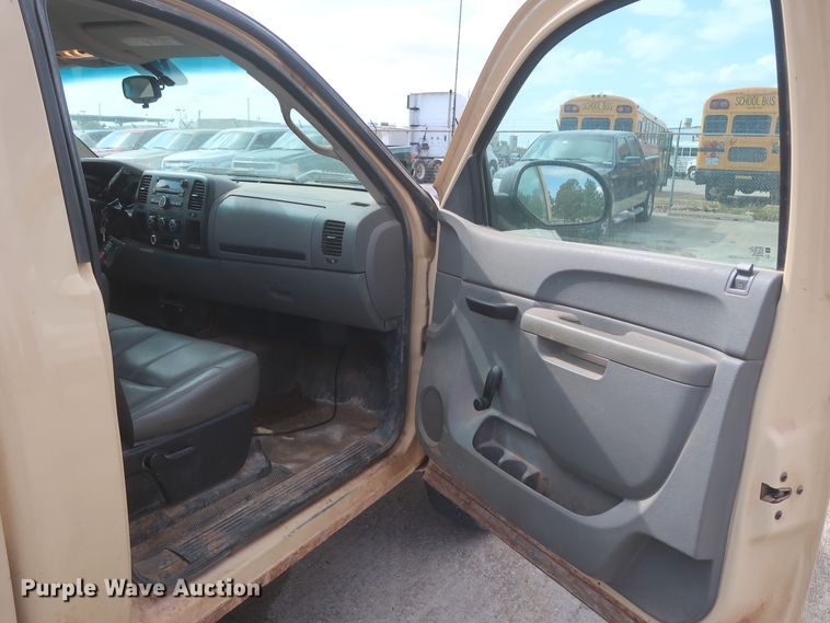 image for item HW9060 2010 Chevrolet Silverado 2500HD  pickup truck