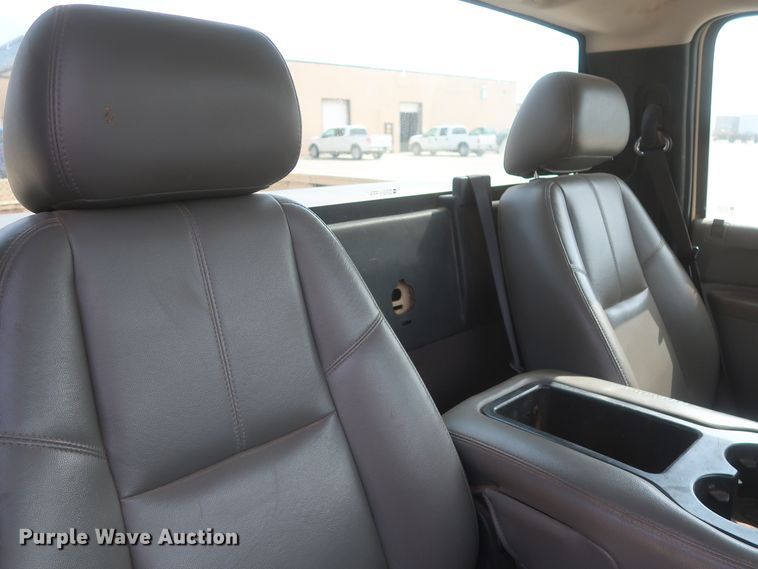 image for item HW9060 2010 Chevrolet Silverado 2500HD  pickup truck