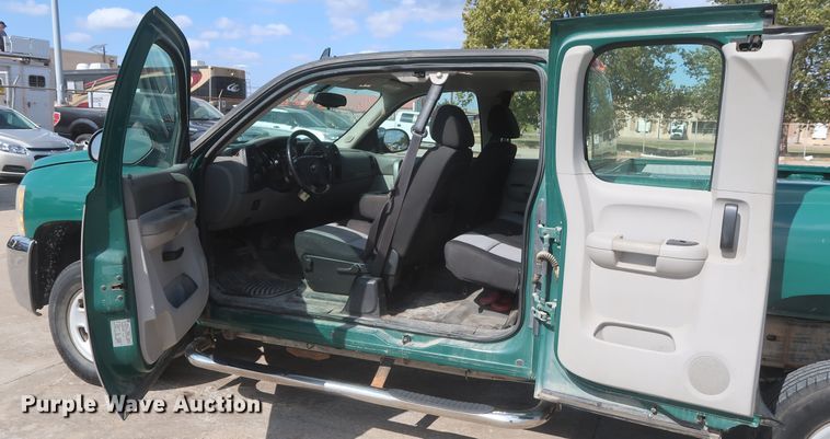 image for item HW9063 2009 Chevrolet Silverado 2500HD  Ext. Cab pickup truck