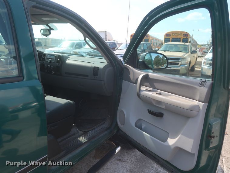 image for item HW9063 2009 Chevrolet Silverado 2500HD  Ext. Cab pickup truck