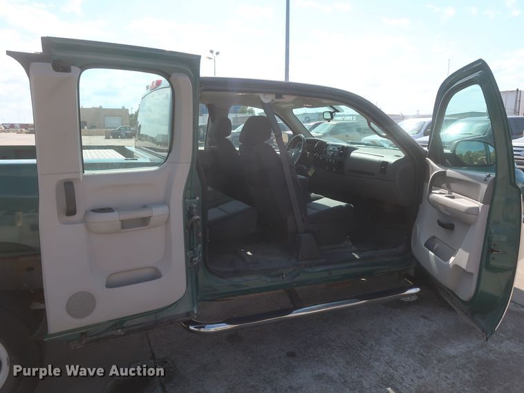 image for item HW9063 2009 Chevrolet Silverado 2500HD  Ext. Cab pickup truck