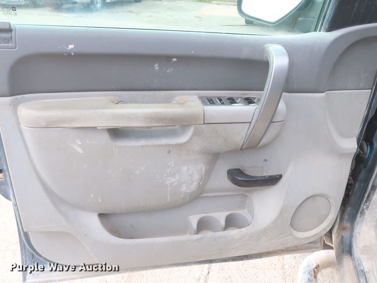 image for item HW9067 2012 Chevrolet Silverado 1500 LT  Crew Cab pickup truck