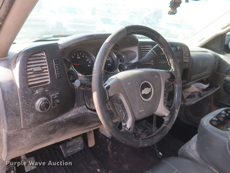 image for item HW9069 2012 Chevrolet Silverado 1500 LT  Crew Cab pickup truck