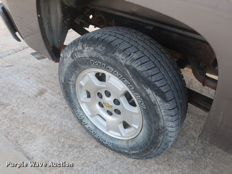 image for item HW9069 2012 Chevrolet Silverado 1500 LT  Crew Cab pickup truck