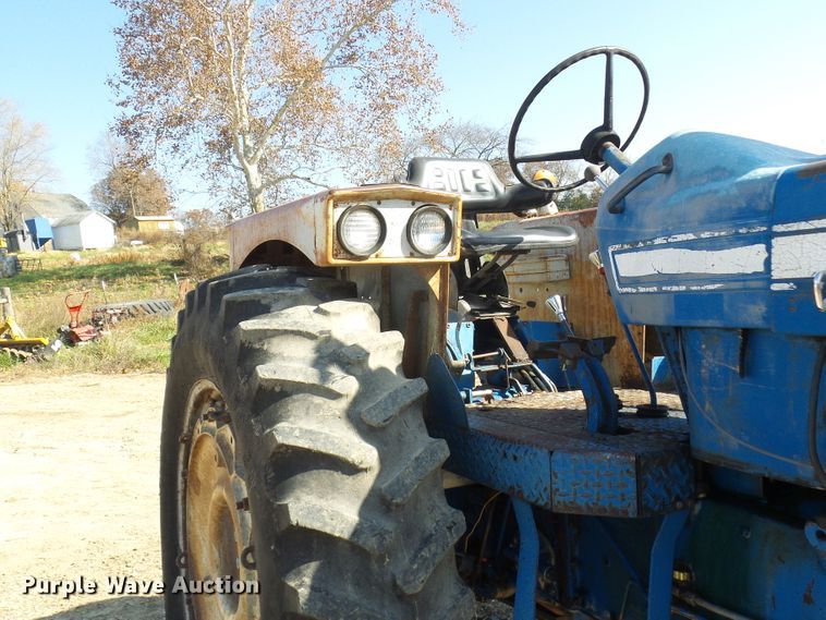 image for item DC2893 1974 Ford 7000  tractor