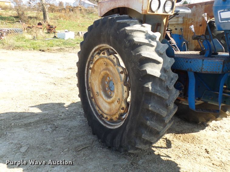 image for item DC2893 1974 Ford 7000  tractor