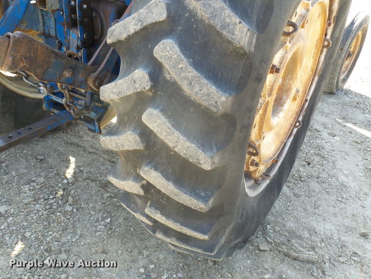 image for item DC2893 1974 Ford 7000  tractor