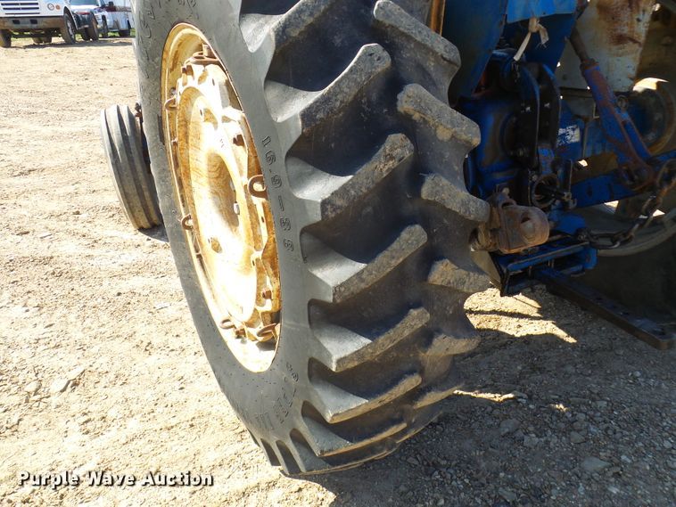 image for item DC2893 1974 Ford 7000  tractor