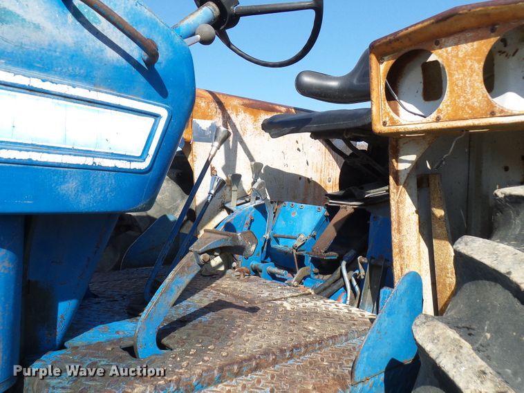 image for item DC2893 1974 Ford 7000  tractor