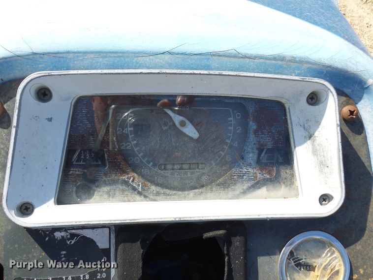 image for item DC2893 1974 Ford 7000  tractor