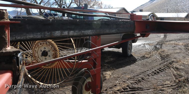 image for item DD6164 Hesston 3983 hay rake