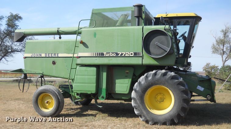 image for item DF4551 1984 John Deere 7720 Turbo  combine