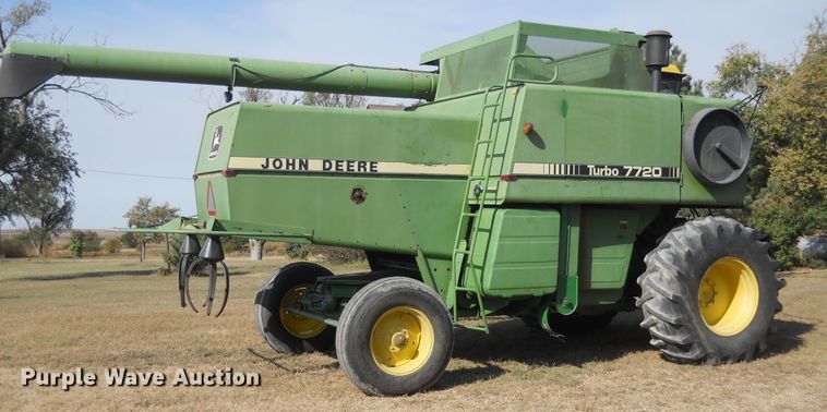 image for item DF4551 1984 John Deere 7720 Turbo  combine