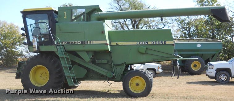 image for item DF4551 1984 John Deere 7720 Turbo  combine