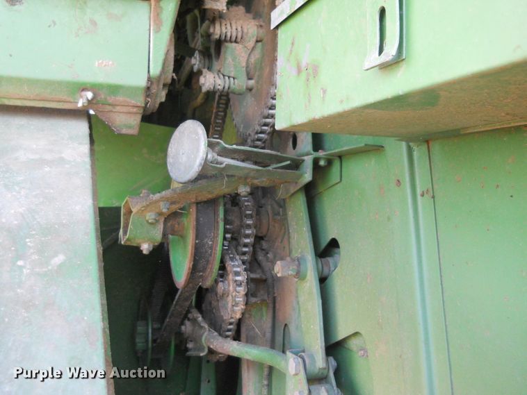 image for item DF4551 1984 John Deere 7720 Turbo  combine