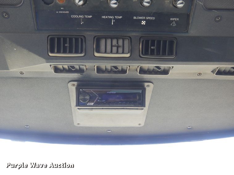 image for item DF4551 1984 John Deere 7720 Turbo  combine