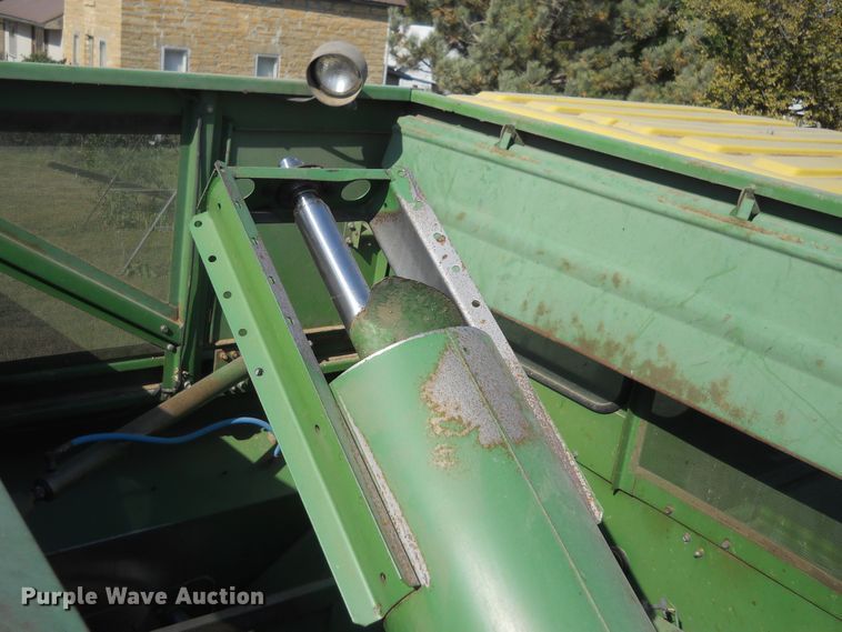 image for item DF4551 1984 John Deere 7720 Turbo  combine