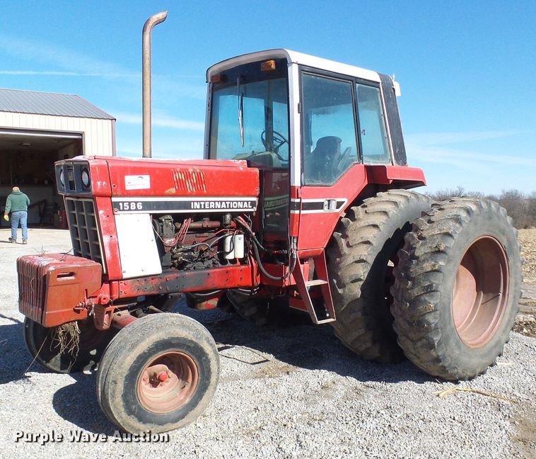 image for item DG2104 International 1586  tractor