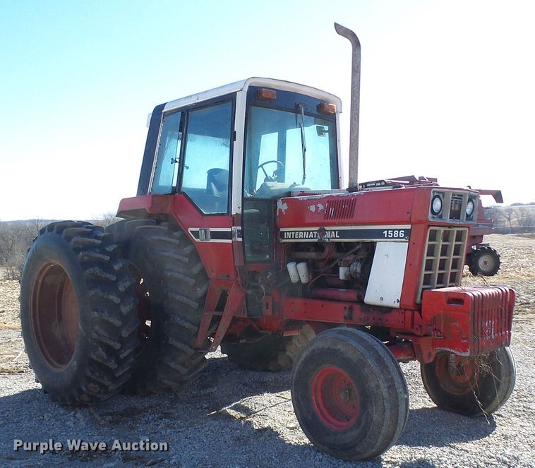 image for item DG2104 International 1586  tractor