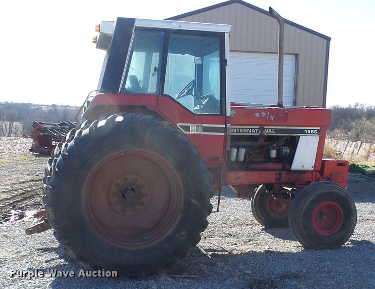 image for item DG2104 International 1586  tractor