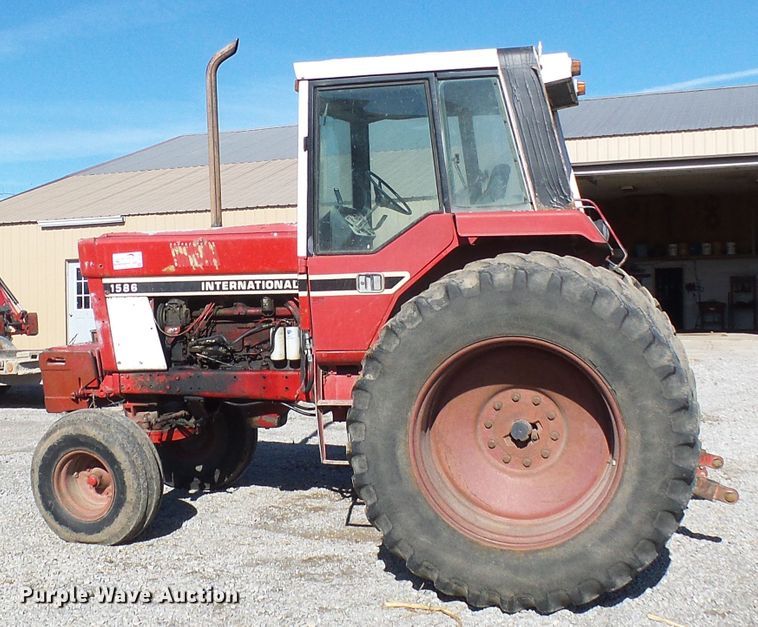 image for item DG2104 International 1586  tractor