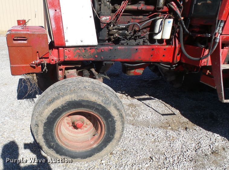 image for item DG2104 International 1586  tractor