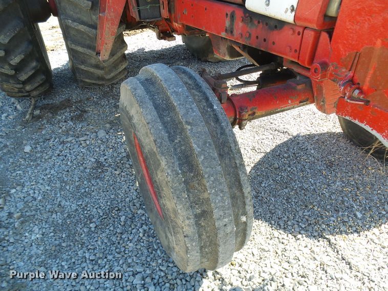 image for item DG2104 International 1586  tractor