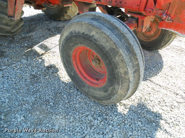 image for item DG2104 International 1586  tractor