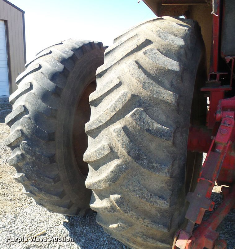 image for item DG2104 International 1586  tractor