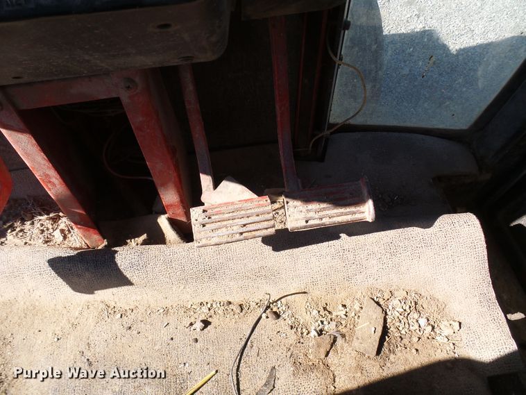 image for item DG2104 International 1586  tractor