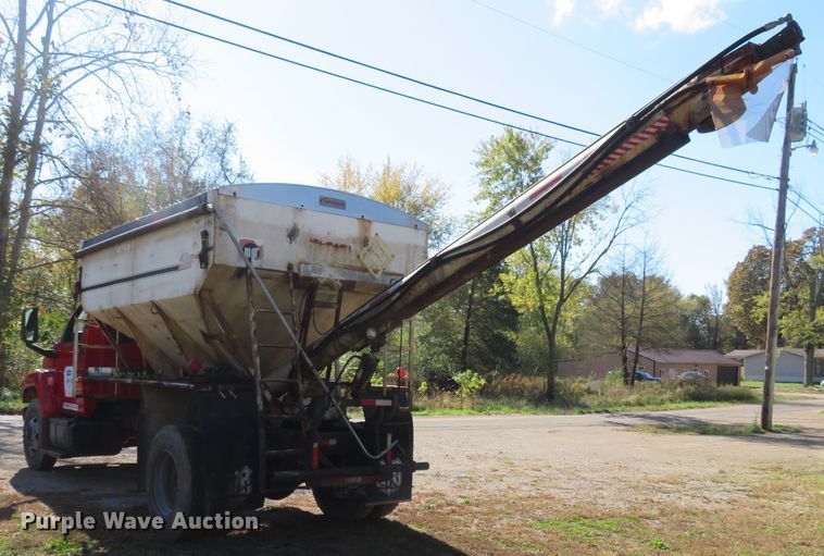 image for item DH3981 2004 Chevrolet C7500  fertilizer delivery truck