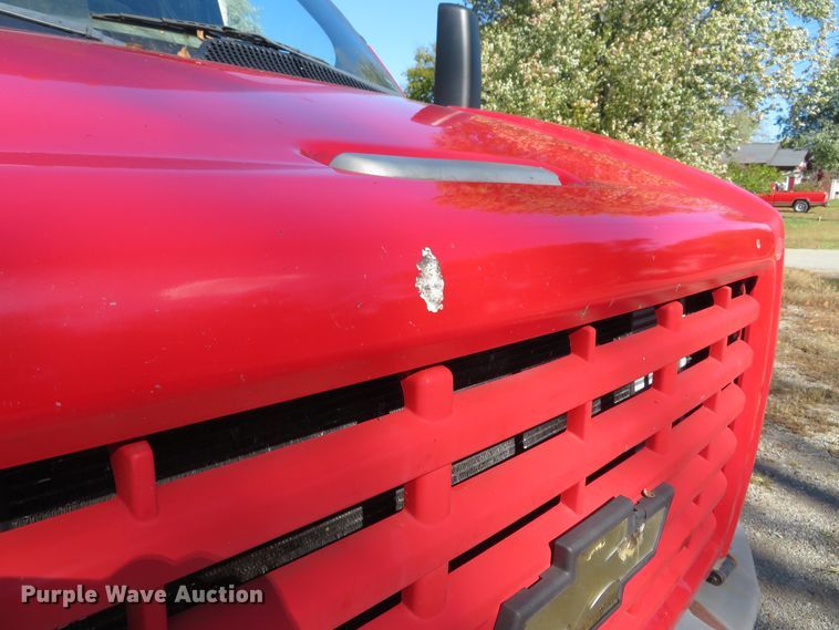 image for item DH3981 2004 Chevrolet C7500  fertilizer delivery truck