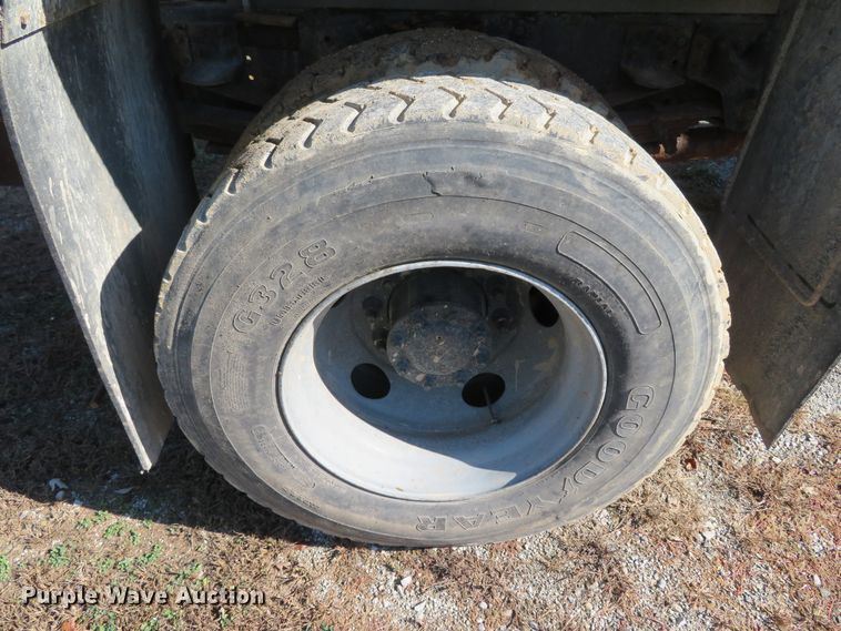 image for item DH3981 2004 Chevrolet C7500  fertilizer delivery truck